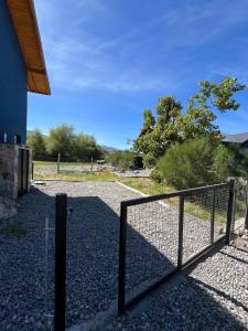 una puerta delante de una casa en Blue House 6 Villa La Angostura, en Villa La Angostura