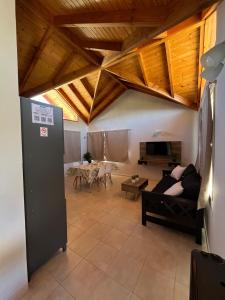 una sala de estar con un sofá y una mesa en Blue House 6 Villa La Angostura, en Villa La Angostura