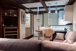 a living room with a couch and a kitchen at Maravilhoso Studio Royal Mountain Village - 3005 in Canela
