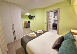 Postel nebo postele na pokoji v ubytování Feeling Home - Suites&Rooms