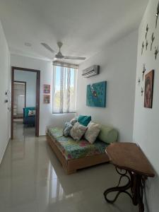 un salon avec un lit au milieu d'une pièce dans l'établissement Mágico Apartamento Frente al Mar 3 Habitaciones PV21, à Coveñitas