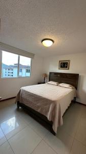 Postel nebo postele na pokoji v ubytování Jaco Beach Penthouse + 20 fotografií