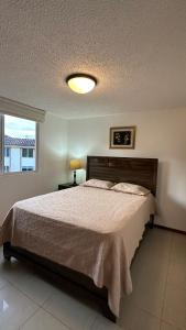Postel nebo postele na pokoji v ubytování Jaco Beach Penthouse