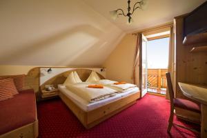 Postel nebo postele na pokoji v ubytování Hotel Panoramahof Loipersdorf + 37 fotografií