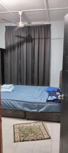 Postel nebo postele na pokoji v ubytování ALF HomeStay Balok Gebeng + 1 fotografie