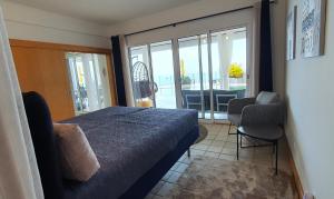 une chambre avec un lit et une vue sur un balcon dans l'établissement Villa Palmera Sea View, à Arco da Calheta 46 autres photos