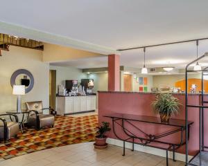 um átrio de um hotel com mesa e cadeiras em Baymont by Wyndham Harrisburg em Harrisburg