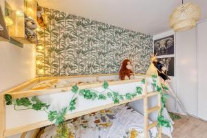 Zimmer mit Etagenbett und Tapete in der Unterkunft En famille et à table, parking gratuit in Noisy-le-Sec + 6 Fotos