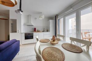 eine Küche und ein Esszimmer mit Tisch und Stühlen in der Unterkunft En famille et à table, parking gratuit in Noisy-le-Sec