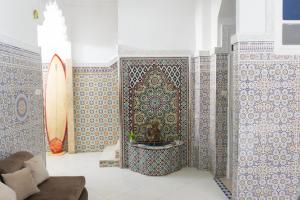a bathroom with a fountain in the middle of a wall at Dar Al Hajja Fatima in Rabat