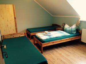 Ένα ή περισσότερα κρεβάτια σε δωμάτιο στο Agroturystyka Nad Stawem