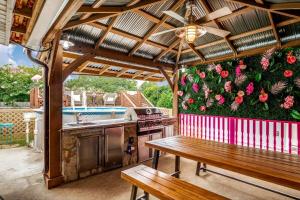 una cucina all'aperto con panca e bancone di La Casita - Pool, Patio, Pacman! a Euless