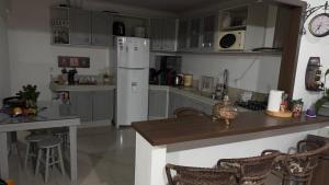 Dapur atau dapur kecil di Casa com piscina