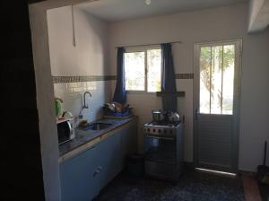 a small kitchen with a stove and a sink at Mar dulce in Artilleros