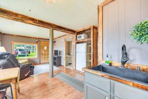 Kuchyň nebo kuchyňský kout v ubytování Wisconsin Lakeside Cottage with Deck, Views + 18 fotografií