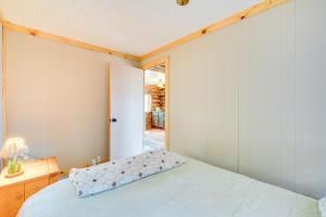 Postel nebo postele na pokoji v ubytování Wisconsin Lakeside Cottage with Deck, Views