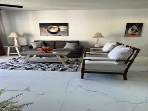 Χώρος καθιστικού στο Vacation in Resort luxury - Updated 1BR King Bed Master Jacuzzi Suite - Wyndham Ocean Walk 2429