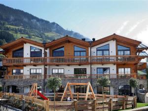 una casa con una montaña al fondo en Tauern Suites Mitterwirt TOP 215, en Piesendorf
