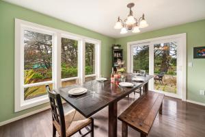 Μια τηλεόραση ή/και κέντρο ψυχαγωγίας στο Caddy Corner MCA#1122