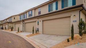 een gebouw met vier garagedeuren in een straat bij Its About Time in Washington
