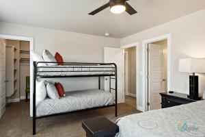 een slaapkamer met een stapelbed en een plafondventilator bij Its About Time in Washington