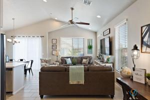 een woonkamer met een bank en een tafel bij Its About Time in Washington