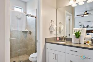 een badkamer met douche, toilet en wastafel bij Its About Time in Washington +16 foto's