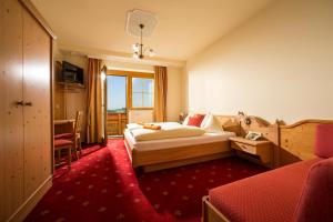 Postel nebo postele na pokoji v ubytování Hotel Panoramahof Loipersdorf