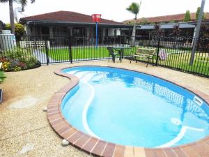 Bazén v ubytování Tropic Coast Motel nebo v jeho okolí