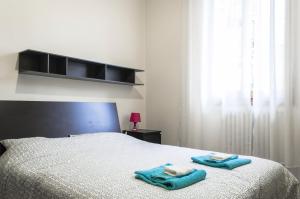 ボローニャにあるSant'Orsola Apartmentのベッドルーム1室(ベッド1台、タオル2枚付)