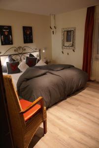 1 dormitorio con 1 cama y 1 silla en Hotel Storchen, en Rheinfelden