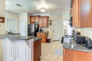 Una cocina con gabinetes de madera y un refrigerador negro. en 6 Mi to Southern Belle Farm Home with Patio!, en Worthville