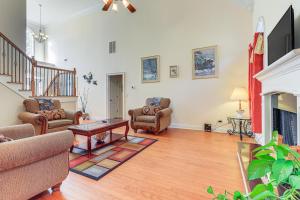 Una sala de estar con dos sillas y una mesa. en 6 Mi to Southern Belle Farm Home with Patio!, en Worthville