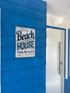 ein Strandhausschild an der Seite eines Gebäudes in der Unterkunft Casa de Playa Mar de Ajo Castelli 1257 Beach House in Mar de Ajó