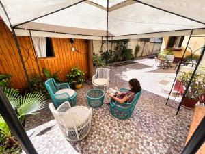 Uma área de estar em Hostal Boonen