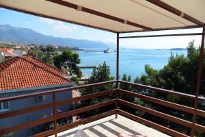 einen Balkon mit Blick auf das Wasser in der Unterkunft Studio apartment in Orebic with Seaview, Terrace, Air condition, WIFI (4669-5) in Orebić