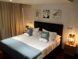 パペーテにあるTipanie- Great 1bedroom in PPT, AC w pool & open viewのベッドルーム1室(白いシーツとランプ2つ付) +25枚の写真