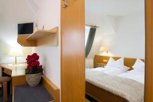 Postel nebo postele na pokoji v ubytování Hotel Heinz