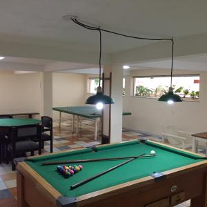 Biliár nebo kulečník v ubytování Eden Praia Hotel