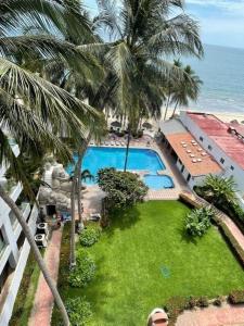 Una vista aérea de un resort con piscina y palmeras. en Penthouse on the shore of the pacific in Bucerias, en Bucerías 20 fotos más