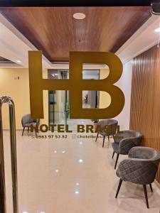 una hall con un cartello di marca dell'hotel sul muro di Hotel Brasil a Caazapa New