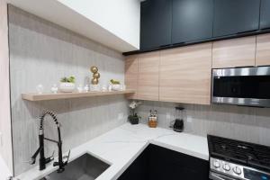 eine Küche mit Spüle und Mikrowelle in der Unterkunft Casa Olympus Fort Lauderdale - Walk to the Beach! in Fort Lauderdale + 30 Fotos