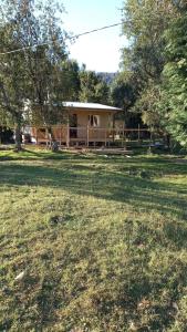 una casa in mezzo a un prato di Cabañas Kapüra a Hornopiren