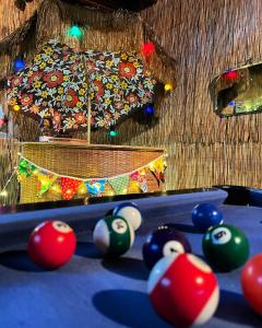 Τραπέζι μπιλιάρδου στο The Shack Culburra Beach- retro cool location pool table tiki bar