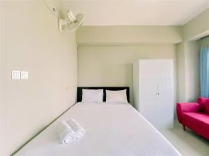 Postel nebo postele na pokoji v ubytování Warm and Homey Studio at Royal Sentul Park Apartment By Travelio