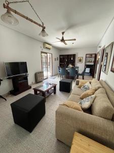 Μια τηλεόραση ή/και κέντρο ψυχαγωγίας στο Apartamento con una terraza muy espaciosa