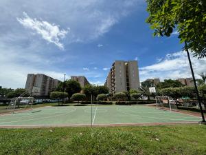 Tenis a/nebo squash v ubytování Apartamento de descanso Peñalisa Ricaurte nebo okolí