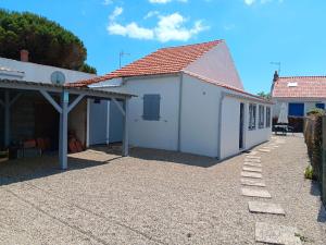 Maisonnette Individuelle Proche Centre Ville à La Faute-sur-Mer - FR-1-476-131 في لا فاوت سور مير: بيت ابيض بسقف احمر وممر +8 صور