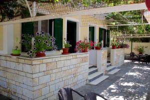 un patio con piante in vaso su un edificio di Asterias a Koronisía