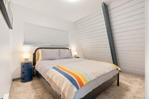 Ένα ή περισσότερα κρεβάτια σε δωμάτιο στο Shadow Peak A-frame by Oregon Coast Modern